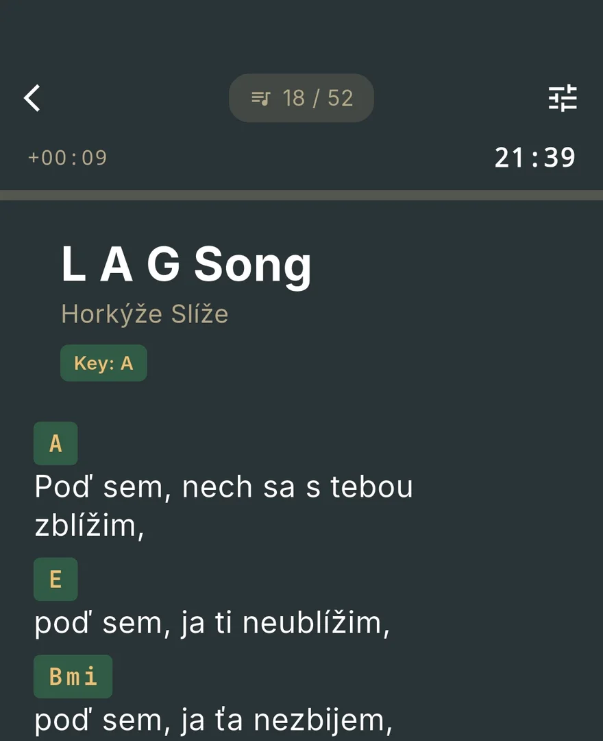 Pódiová obrazovka Eutepia s akordy nad textem písně